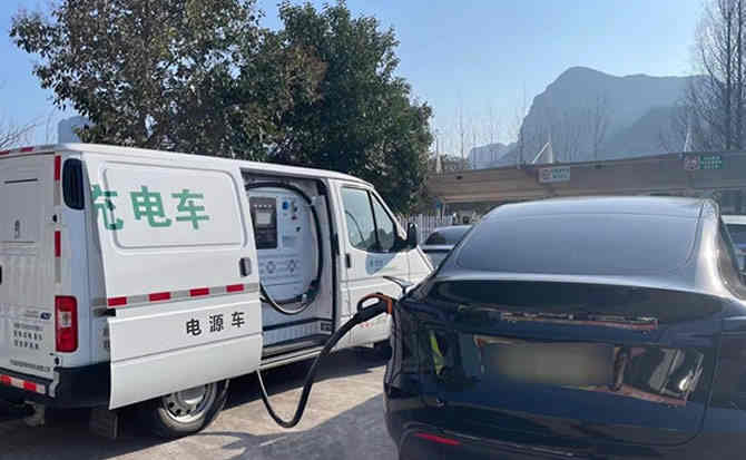 玛沁汽车搭电